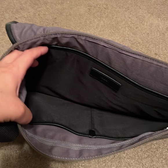 Fossil shoulder bag! Never used great for laptop - Picture 3 of 4